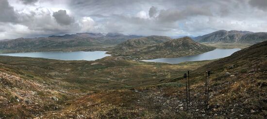 Blick auf Fjord und See während des Abstiegs