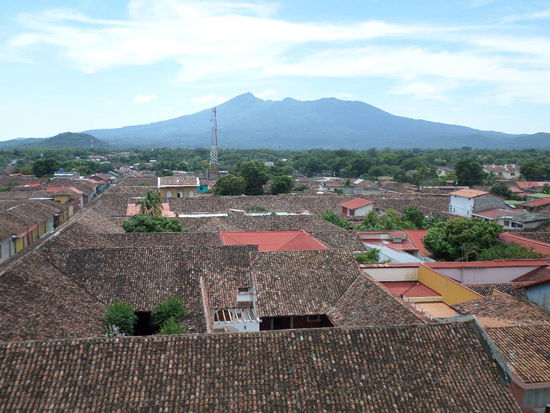 Blick über die Dächer zum Vulkan Mombacho