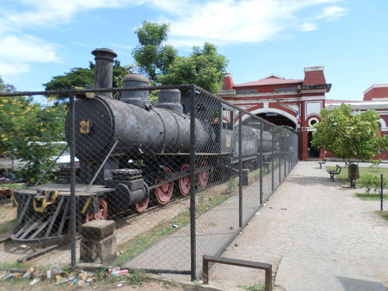 Der ehemalige Bahnhof von Granada mit Dampflok und Waggons