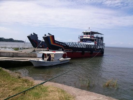 Autofähre zum Festland