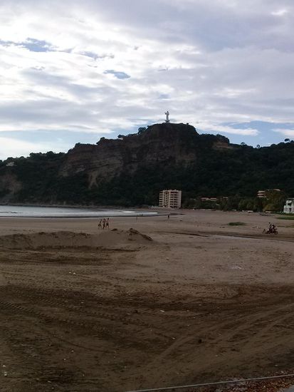 Christusstatue und Strand
