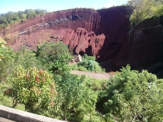 Gesteinsformationen unterhalb des Vulkans