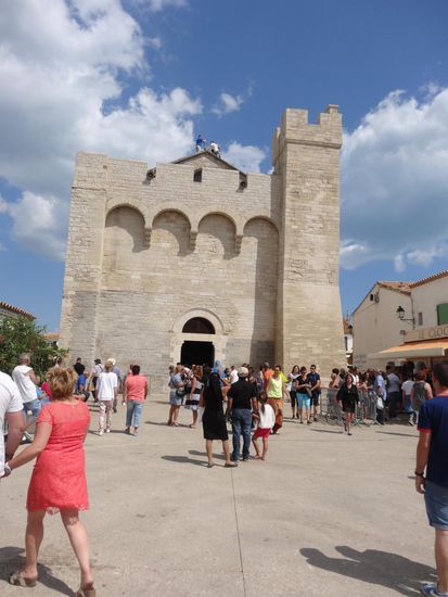 Auf dem Dach der Kirche kraxeln junge Zigeuner-Männer herum und bringen ihre heilige Madonne wieder zurück an ihre Position.
Nächstes Jahr wird sie wieder aus der Kirche gehoben und durch den Ort getragen, so ist es Tradition.......!!
