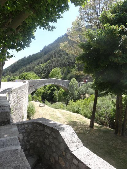 .... über die Brücke und dann immer schön nach oben....!!