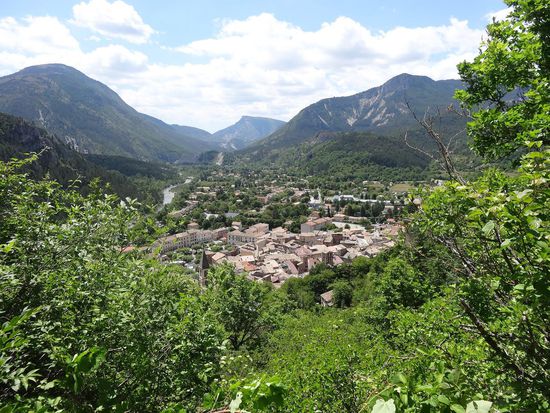 Blick vom Kreuzweg auf Castellane. Hinter dem Dorf geht es unmittelbar in die Schluchten des Verdon, den Grand Canyons Frankreichs