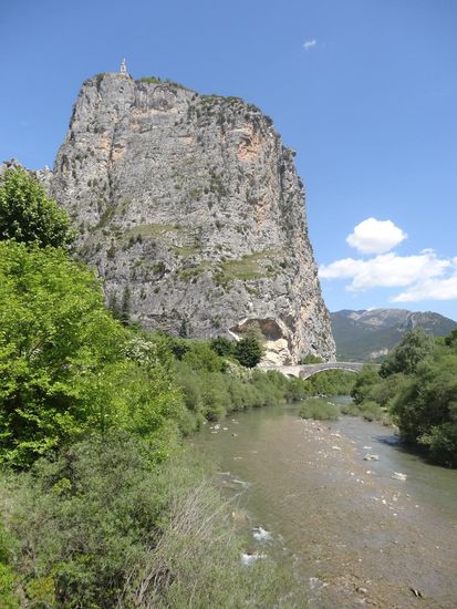 Dieser imposante Gipfel hat unser Interesse geweckt, und der Kreuzweg auf seinen Gipfel hat uns herausgefordert.
