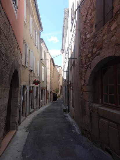 wir sind neugierig, was dieser wie an den Berg geklebter Ort bietet.
Die Straßen sind mit dem Auto zu befahren, wir wagen es aber nicht....