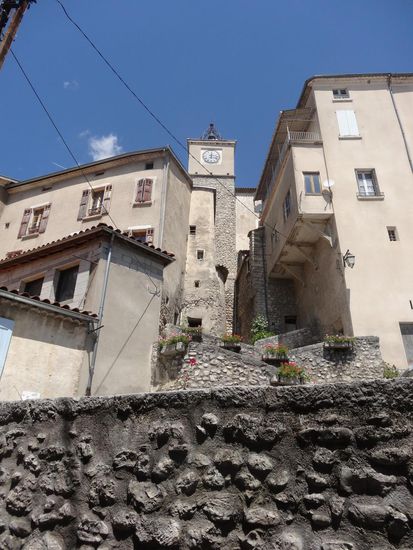 ... das Dörfchen klebt wie ein Schwalbennest am steilen Fels....