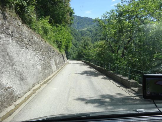 Unterwegs werden wir genötigt die flotte Straße zu verlassen und auf eine Nebenstrße gezwungen.
Wenn hier ein LKW oder Bus entgegen käme........
Solche Wege bestärken unseren Wunsch mit 2,05 m Fahrzeugbreite zu planen.
