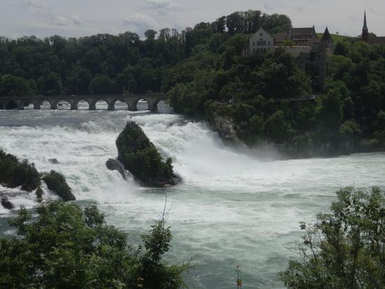 Durchschnittliche Sommerdurchflussmenge 600.000 Liter/sek,
maximal ca. das Doppelte