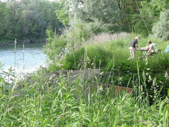 Radtour mit dem Sohn mit Grillpicknick am Ufer der Isar
