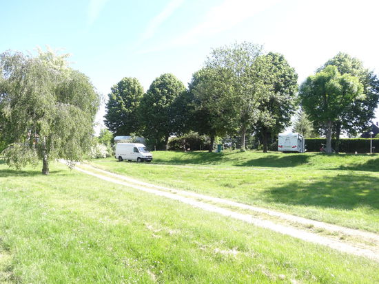 Sehr schöner Platz am Ufer der Ill.
