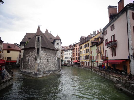 Inmitten des Flusses Thiou steht das Palais de l’Isle, ein festes Haus mit Wurzeln im Mittelalter, das heute unter anderem als Heimatmuseum genutzt wird.