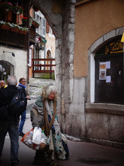 Oma Holle, die alte Dame ist doch irgendwie theater- bühnen-reif gekleidet