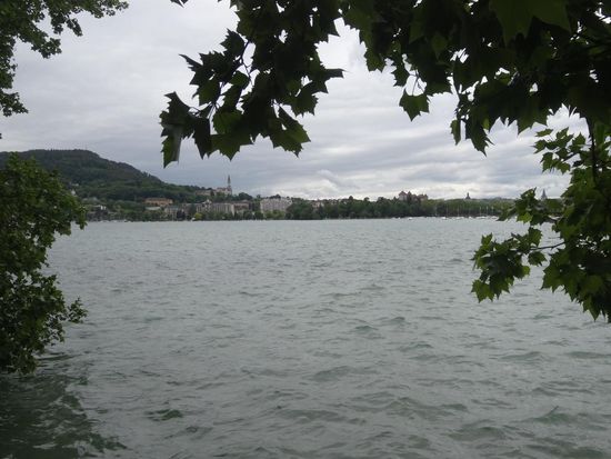 Blick über den Lac d’Annecy auf die Altstadt