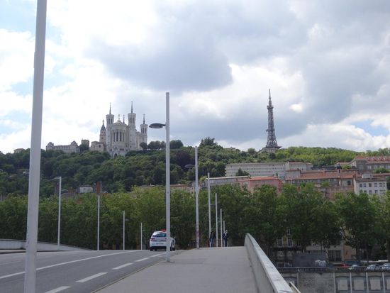 Basilika Notre-Dame de Fourvière 
Recht im Hintergrund am Horizont die Spitze des Eiffelturm 