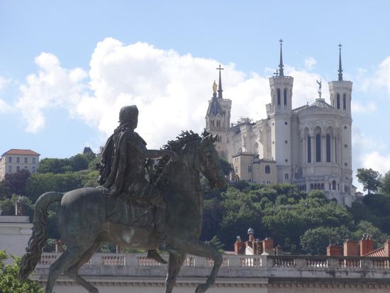 In der Mitte der Place Bellecour befindet sich das "Bronzepferd", ein hier gebräuchlicher Spitzname für das Reiterstandbild von Ludwig XIV.