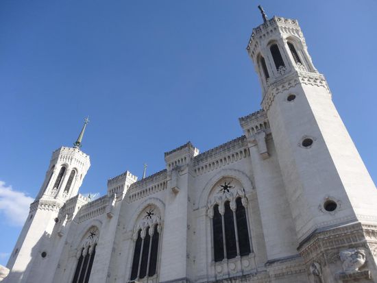 Notre-Dame de Fourvière ist eine römisch-katholische Votiv- und Wallfahrtskirche auf dem Fourvière-Hügel in Lyon. Sie wurde ab 1872 erbaut und 1896 geweiht. Im Jahr darauf wurde sie in den Rang einer Basilica minor erhoben. Seit 1998 zählt sie zusammen mit anderen historischen Stätten in Lyon zum UNESCO-Weltkulturerbe.