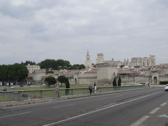 .... der Papstpalast beherrscht die Altstadt.......