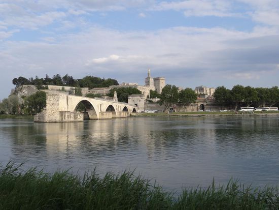 Sur le pont d'Avignon, L'on y danse, l'on y danse, Sur le pont d'Avignon L'on y danse tous en rond