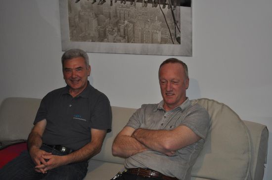 Eine gewisse Skepsis wegen der zehnminütigen Verspätung bereits auf der Startetappe ist bei unserem Begrüßungskomitee erkennbar! Sie haben die Verspätung auf 10000 km hochgerechnet und erwarten uns nach der Schneeschmelze zurück in München.