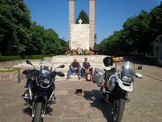 Hier haben wir die Kleinstadt erkundet und siehe da, die 20 mm Geschütze sind deutsche Wertarbeit aus Zeiten des 2. Weltkrieges mit Nummer und Hinweis, in welche Richtung der Lauf einzusetzen wäre.