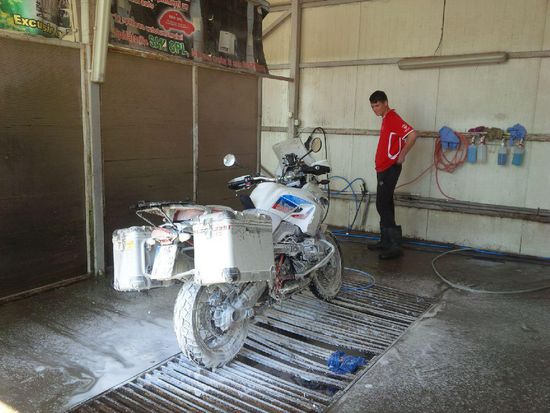 Großer Waschtag auch für die Mopeds, Handwäsche kostet EUR 2,50 pro Maschine.