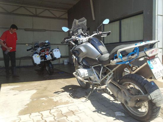 Siehe da, die BMW von Matthias ist schon weitgehend sauber und der Rest sieht noch aus, wie schon 15 Jahre alt.