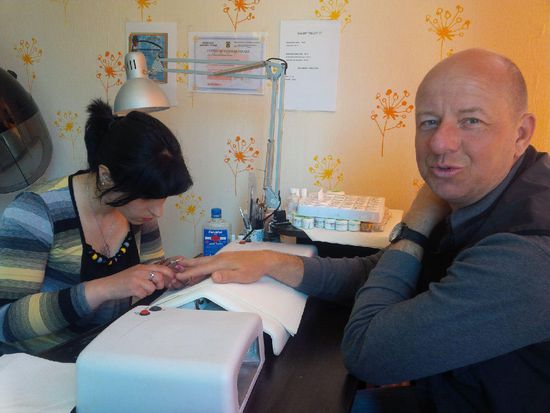 Matthias wollte unbedingt Gelnägel, da man ihm versprochen hatte, dass er in der rumänischen Ausgabe von "Romanian Next Top Model" damit die größten  Chancen hätte.