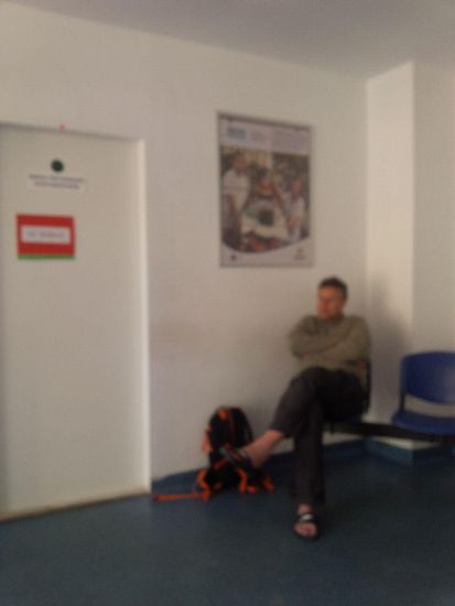 Hier sitzt unser Norbert wie ein Häufchen Elend und wartet auf seinen Arzt. Im Vorfeld hatten wir bereits geklärt, wer von uns im Falle seines Ablebens, seine Kriegskasse erhalten soll. Ferner wollte er, das seine KTM auf der Grabplatte befestigt werden soll. Aber nicht mit laufendem Motor, dann bekommt der Grabstein Risse 