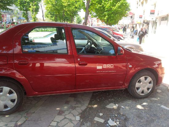 So sehen unser zukünftigen Dienstwagen aus. Im Hintergrund eine der vielen Bankfilialen von der BRD Société Generale.