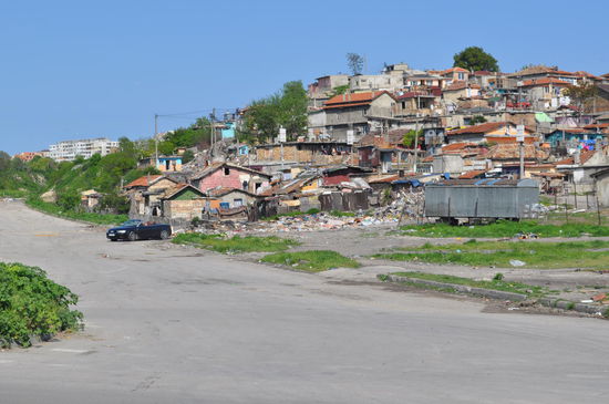 Favela in Varna mit den zwei "leitenden Angestellten" im Audi