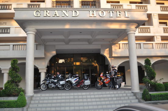 Schade, dass die Betten nicht unseren Ansprüchen genügten...
Außerdem wollten sie weder unsere Ziegen in der Tiefgarage unterbringen noch die aufgelesenen "Damen" kurz zum Duschen mit aufs Zimmer zu lassen