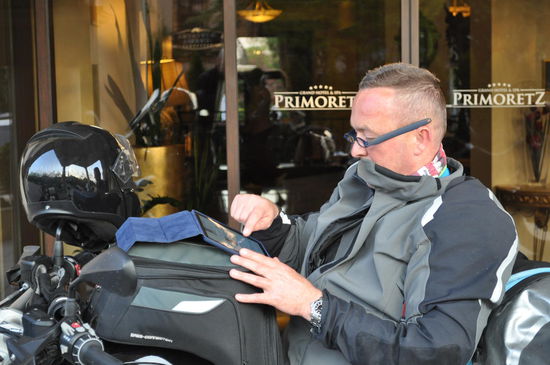 unter welchen Umständen muss man hier arbeiten, nur weil unser Haupttechniker Bobby nicht seinen vereinbarten Werkslieferungsvertrag erfüllen wollte