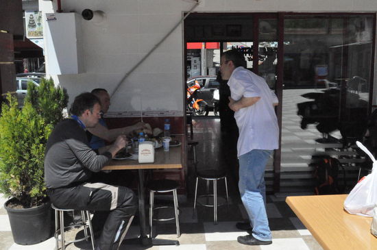 Köfte und frisches Brot, rechts unser Restaurantführer und Hygieneinspektor