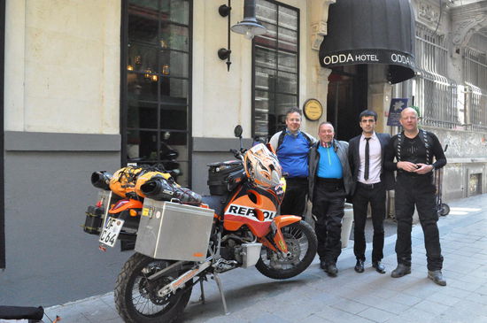 die Hoteltester in Action. Hier die freundlichen Hotelangestellten, die sich auf ein Wiedersehen mit uns ab dem 28.Mai freuen.