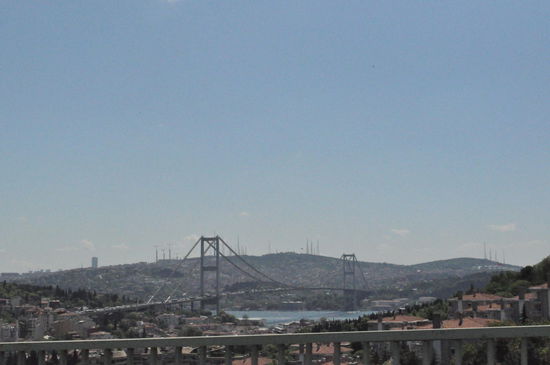 hier die Anfahrt auf die Galatabrücke (mautpflichtig), aber wir lassen es darauf ankommen. Mal sehen, was beim nächsten Grenzübertritt passiert ! !