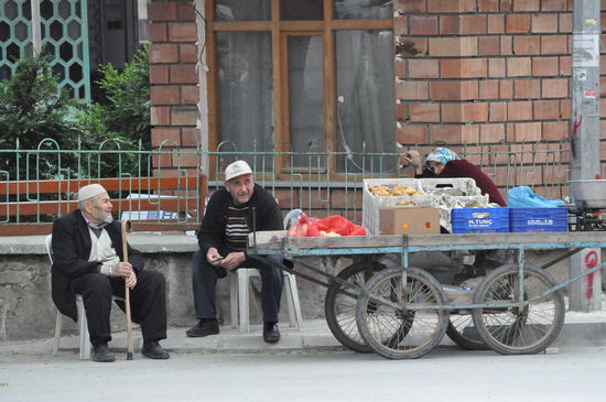 typische Situation auf dem Dorf in der Türkei. Hier gehen die Uhren doch anders.