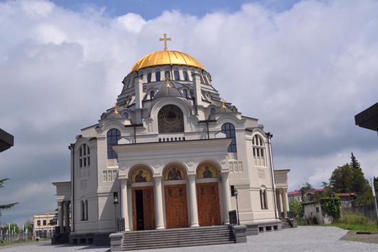 die georgische Bevölkerung ist sehr der russisch orthodoxen Kirche verbunden, wir beobachteten, dass sich jeder bekreuzigt, wenn er vor der Kirche steht !
Übrigens war kein Erdbeben-die Kirche steht grad, aber unser Fotograf Attackischwilli hat im tiefenentspannten Zustand schon 200 Puls