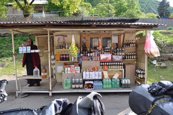 georgischer Tante Emma Laden mit Benzin in PET Flaschen im Kaukasus Gebirge
