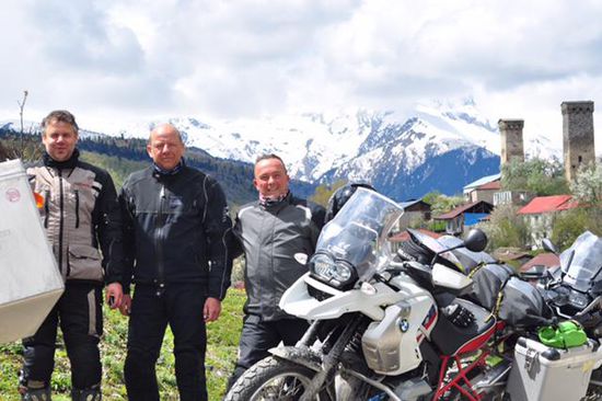 das Dorf mit den vielen Wehrtürmen, die in früheren Auseinandersetzungen als der Safe für das Staatsvermögen fungiert haben. Die Bevölkerung in diesem Tal galt als äußerst wehrhaft ! Bei den heute üblichen Staatsfinanzen würde man einfach nur sagen: Greif mal nem nackten Mann in die Tasche