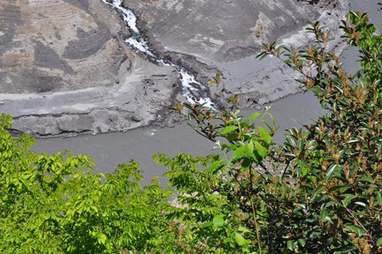 Einer der vielen Zuflüsse zu dem riesigen Stausee, mit unendlich vielem Sediment im Wasser.