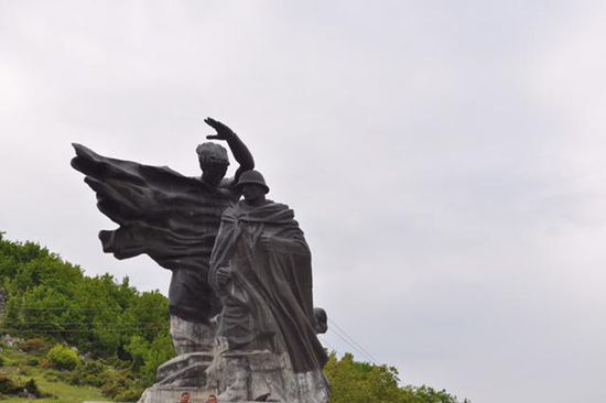 tolles Monument der sozialistischen Ära und das nächste Foto zeigt die bittere Realität, was dieses System erreicht hat ! Vergangener Anspruch und tatsächliche Wirklichkeit!