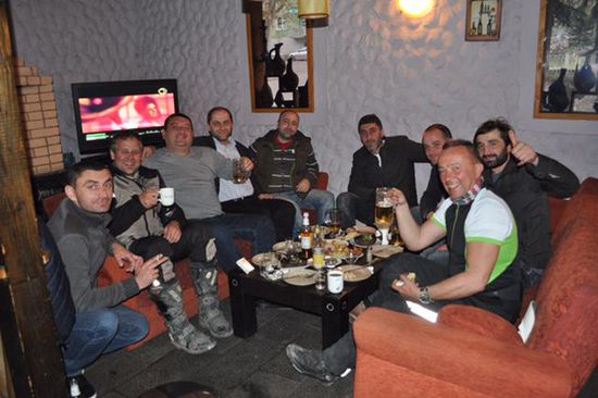hier die Georgier (unsere neuen Freunde) die schön am heiligen Samstagmittag bereits die ersten Flaschen Wodka geleert hatten und uns unbedingt zu einem Gelage animieren wollten...