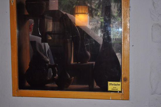 man beachte den Aufkleber, den wir in dem Restaurant hinterlassen haben.