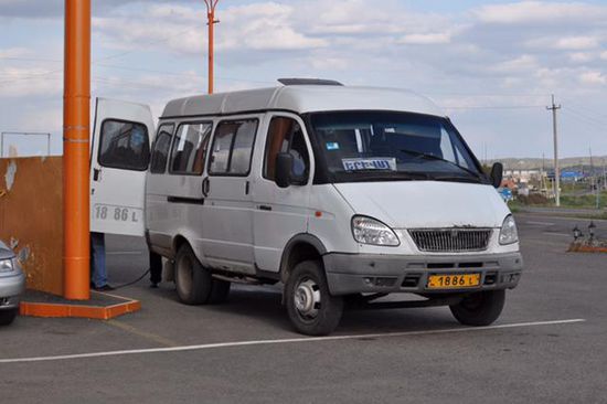 Frage an die Interessierten, wie viele Fahrgäste passen in Armenien in diesen Kleinbus? Die Lösung 19 Fahrgäste und 1 Fahrer!