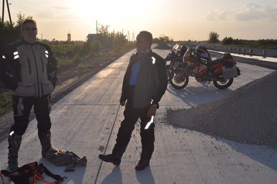 Fotoshooting auf der noch gesperrten Betonautobahn.
