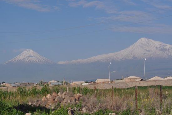 dieses Bild vom Ararat waren wir noch schuldig, da er gestern Abend leider im Nebel verhüllt war. (Anm. der Rechts ist der Ararat)