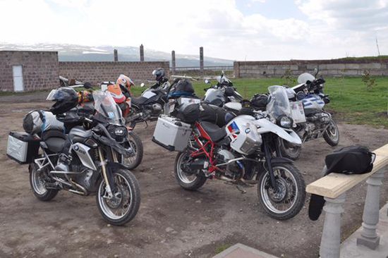 großes Treffen nach der Grenze Armenien/Georgien, mit unseren tschechischen Freunden, die wir vor einigen Tagen schon im Kaukasus getroffen haben. Waren heute zufällig mit uns an der Grenze. Spontan, haben wir in dem Bergrestaurant zu Mittag gegessen.
