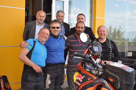 wie haben wir uns alle gefreut, dass der Reifen wieder dicht war. Danke nochmals an das türkische Team, die am Ende kein Geld von uns genommen haben. Bakschisch
durften wir wenigstens dem Mechaniker (Zweiter von links) geben !